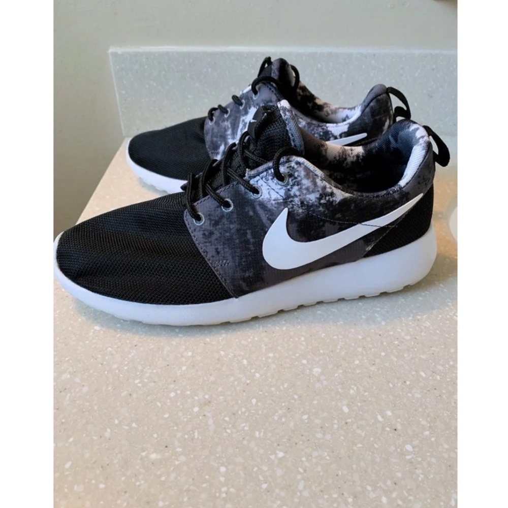 Women’s Nike Rosherun Print Size 8